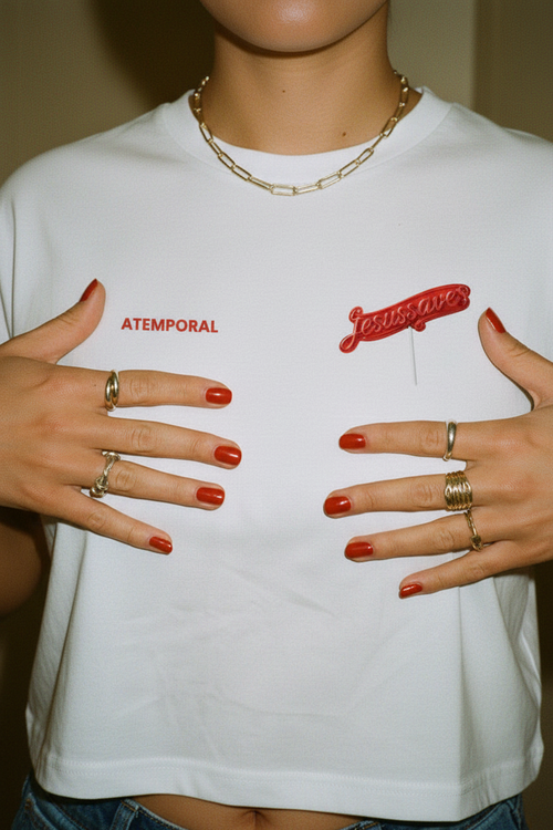 Crop top con uñas rojas